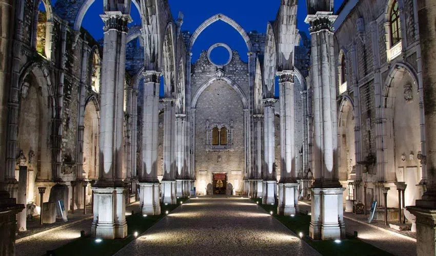 Lissabons dachloses Carmo-Kloster an einem Septembernachmittag